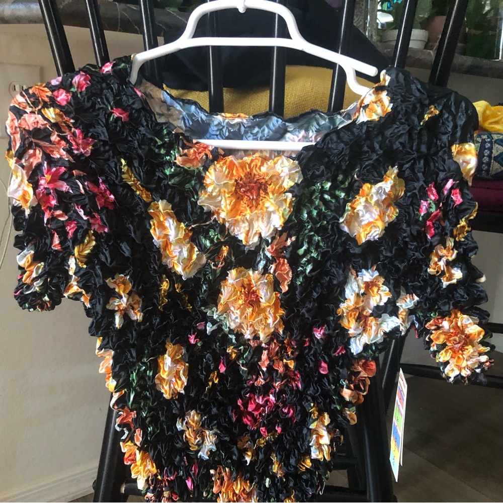 Black Floral Crinkle (popcorn)Women's Top - Short Sleeve